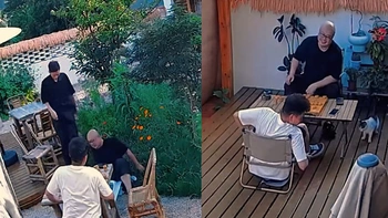 Quán cà phê bất ổn