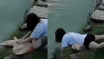 Cô gái nhất quyết giữ không cho chú cá bơi mất
