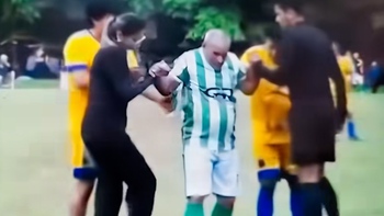 Cứ tưởng hành động fair play, ai ngờ được lòng dạ đối thủ