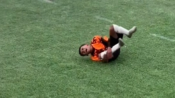 Cầu thủ nhí có màn ăn vạ hơn cả Neymar