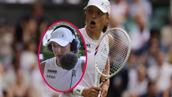 Swiatek gây cười với chiếc micro ‘siêu to khổng lồ’ tại Wimbledon