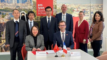 Trường Đại học Tôn Đức Thắng hợp tác với Trường Kinh doanh emlyon, Pháp