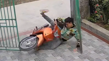 Thanh niên ngã chổng vó khi đang tung skill lách qua khe cửa hẹp