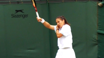 Daria Kasatkina mất điểm ở Wimbledon vì… hoa tai