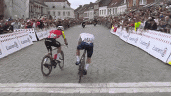 Hai tay đua Pháp té ngã hi hữu trên đỉnh đèo ở Tour de France