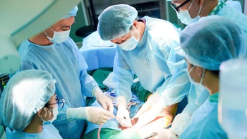 Một phụ nữ bị hoại tử mông vì tiêm filler collagen đa tầng, giá rẻ