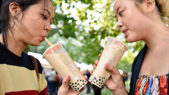 Một nữ ca sĩ 'tịt ngòi' sự nghiệp vì uống trà sữa