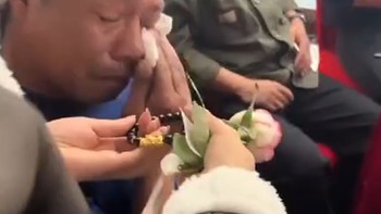 Bố bật khóc khi được con gái tặng quà bất ngờ