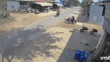 Thanh niên chạy 'lăng ba vi bộ' sau va chạm xe máy