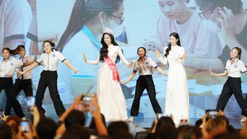 Hoa hậu Việt Nam về trường, quẩy tưng bừng cùng bạn học