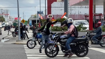 Bị gõ đầu vì dừng xe máy chờ đèn đỏ đè lên vạch đi bộ