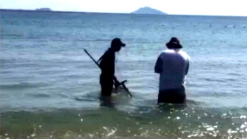 Tìm lại, trao trả nhẫn kim cương cho khách làm rơi ở biển Đà Nẵng