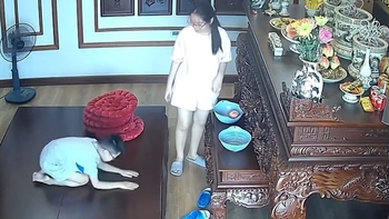 Cậu bé liên tục chắp tay xin lỗi các cụ khi làm đổ ly rượu trên bàn thờ