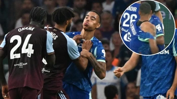 Fan lo lắng cho Tyrone Mings khi nổi nóng xé áo Mason Greenwood