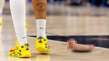 Đồ chơi tình dục bị ném lên sân bóng rổ nữ WNBA
