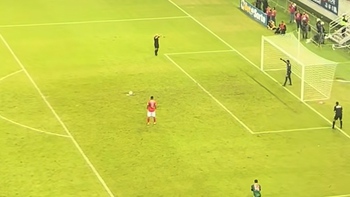 Cầu thủ chạy đà vuông góc 90 độ khi sút penalty