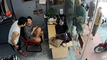 Vợ giật mình thon thót khi chồng đứng sau lưng