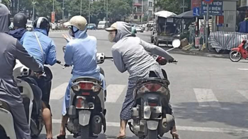Ảnh vui 12-8: Đi đường nhưng không quên 'hóng drama'