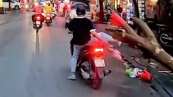 Đi đường không tập trung, chàng trai hú hồn khi tông vào cây