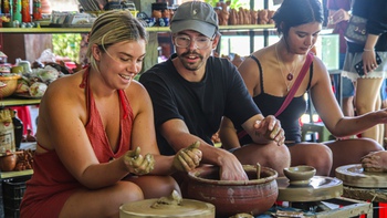 Đến làng gốm Thanh Hà tự tay nặn chén bát, tò he đất nung