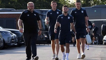 Lý do Ipswich Town phải họp chiến thuật trên xe buýt ở Carabao Cup