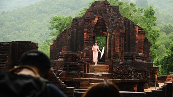 Thánh địa Mỹ Sơn huyền ảo trong thung lũng bao quanh rừng già