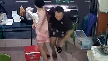 Vợ cười đau bụng vì chồng chạy té khói khi nghe tiếng sấm sét
