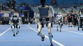 Robot hình người chạy đua, đá bóng gây sốt ở ‘Olympic robot’