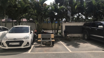 Ảnh vui 16-8: Bê ghế đá 'xí' chỗ đỗ xe miễn phí của chung cư