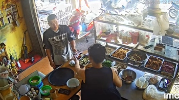 Chồng chán không buồn nói vì cầm tiền chưa kịp ấm tay đã bị vợ lấy