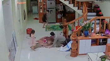 Thanh niên trượt chân làm vỡ cả chum rượu