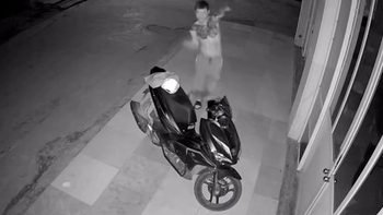 Đi nhậu về khuya, vợ bắt đứng múa mới cho vào nhà