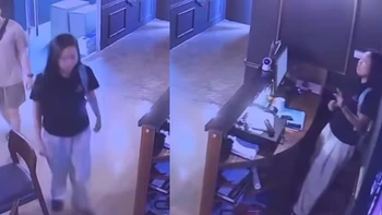 Cô gái giật mình thon thót vì vị 'thượng đế ruột' mở hàng quá sớm