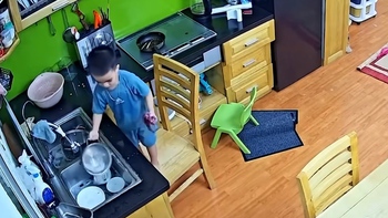 Ăn chậm nhất nhà, bé trai tự biết dọn mâm và rửa bát