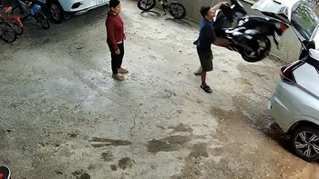Thanh niên 'bê chiếc vision' bỏ vào ô tô 7 chỗ giao cho khách