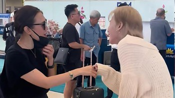 Jack khúm núm chào hỏi khi gặp 'chị đại' Mỹ Tâm ở sân bay