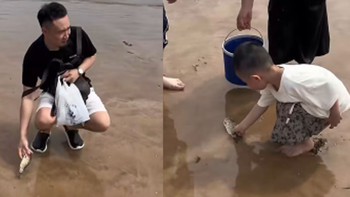 Hai bé trai khoái chí khi bố dẫn ra biển bắt được cá nước ngọt