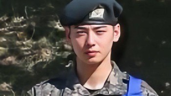 Mỹ nam Cha Eun Woo gây ‘náo loạn’ quân ngũ vì quá đẹp trai