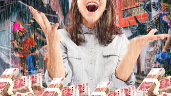 Bất ngờ trúng tiền tỉ khi ghé quầy vé số trú mưa