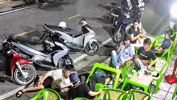Thanh niên ngồi nhậu bấm điện thoại bị nhân viên 'đốn ngã'