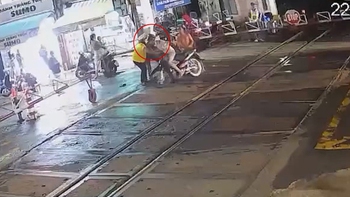 Nhân viên gác tàu nhanh trí khi xe máy tông văng barie tàu hỏa