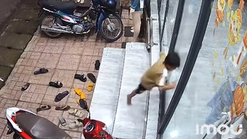 Ngã lộn xuống vỉa hè vì tông vào cửa kính cường lực