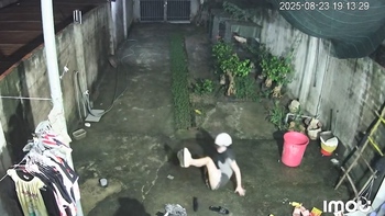 Mẹ cười sảng khi thấy con gái ngã 'dập mông'