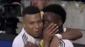 Mbappe bịt miệng Vinicius để tránh rắc rối với CĐV Oviedo