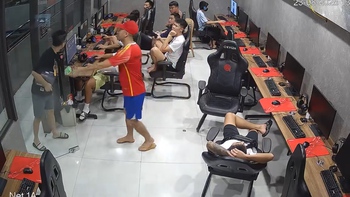 Cả tiệm net nín thở khi thanh niên áo đỏ lặng lẽ bước ra ngoài