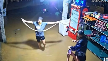 Ba thanh niên cười khoái chí khi mưa lũ rắn bơi vào quán nhậu