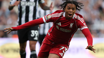 Cầu thủ 16 tuổi giúp Liverpool hạ Newcastle ở phút 90+10