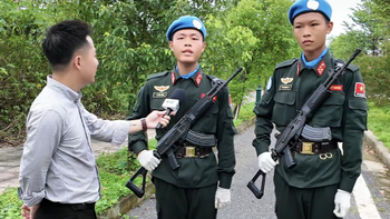 Hai chiến sĩ A80 'bắn' tiếng Anh... ì đùng hút triệu lượt xem