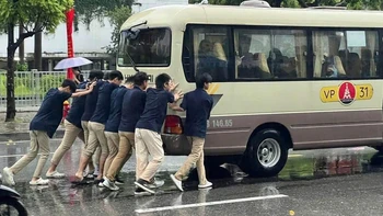 Ảnh vui 26-8: Xe đưa đi học hay đưa xe đi học?