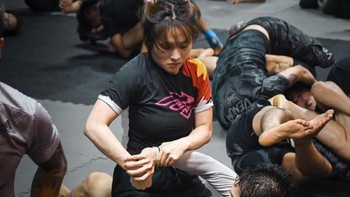 Vẻ ngoài bất ngờ của nữ võ sĩ MMA ẩn sau lớp 'áo ninja' đang hot